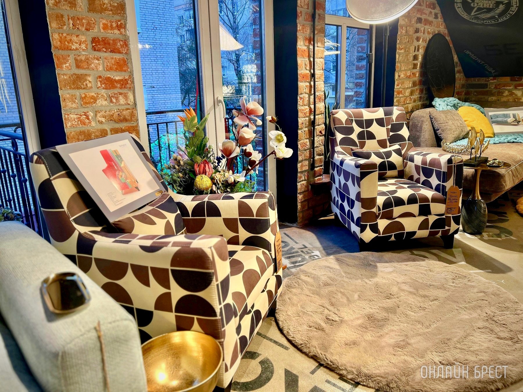 До открытия осталось 3 дня! Многие спрашивают, что за магазин с гигантским пауком появился в центре Бреста? Показываем, что находится внутри