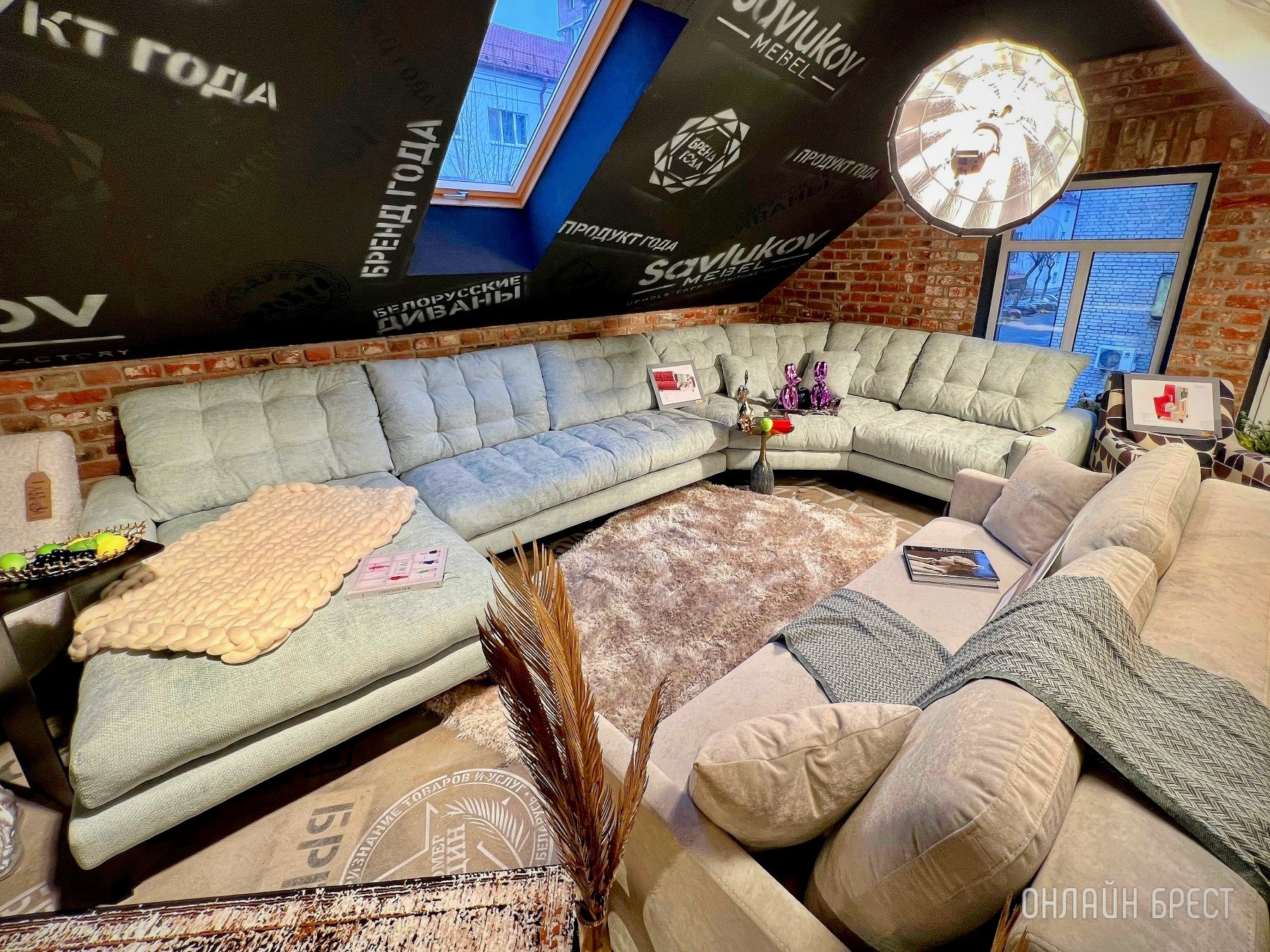 До открытия осталось 3 дня! Многие спрашивают, что за магазин с гигантским пауком появился в центре Бреста? Показываем, что находится внутри