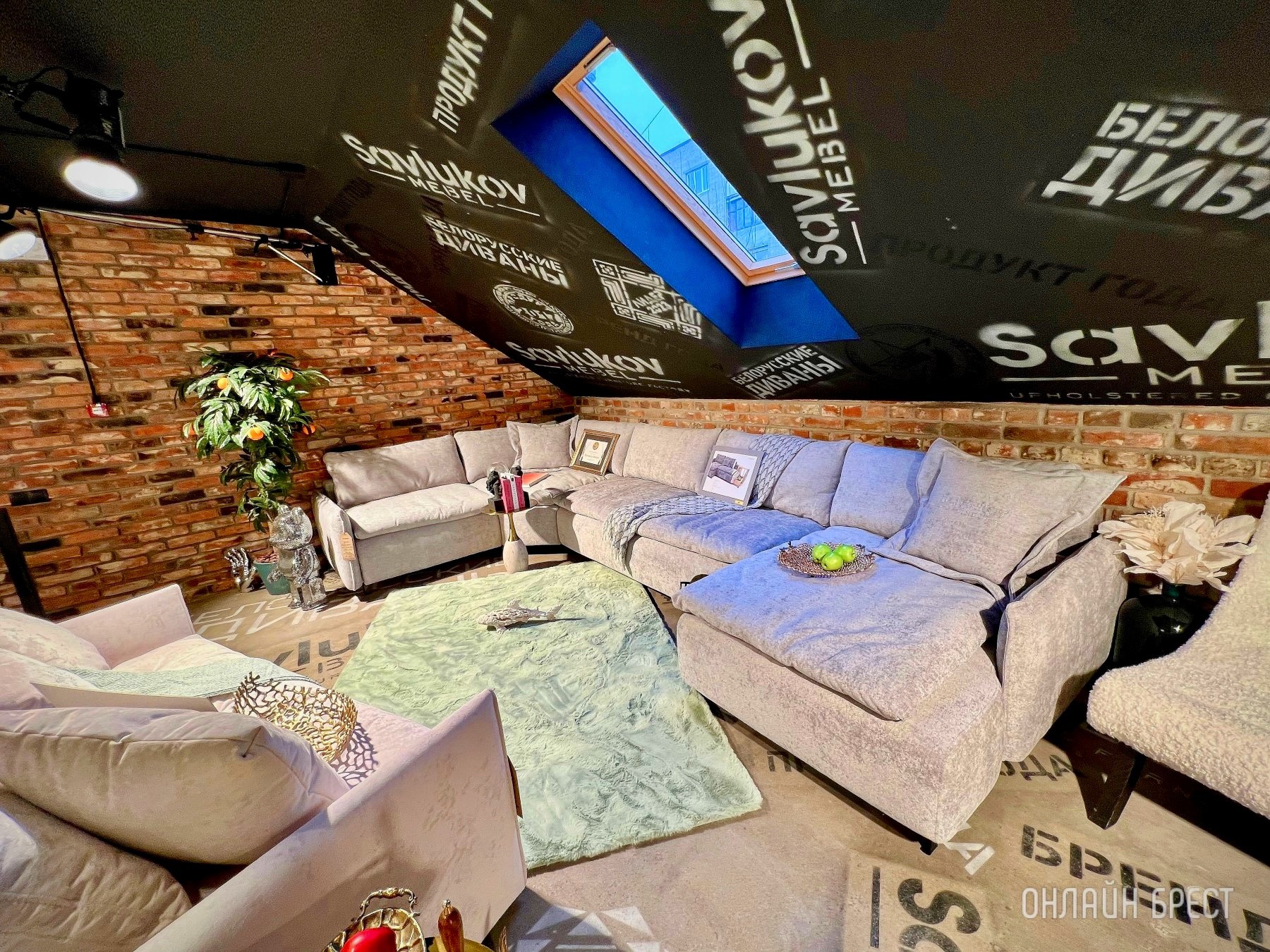 До открытия осталось 3 дня! Многие спрашивают, что за магазин с гигантским пауком появился в центре Бреста? Показываем, что находится внутри