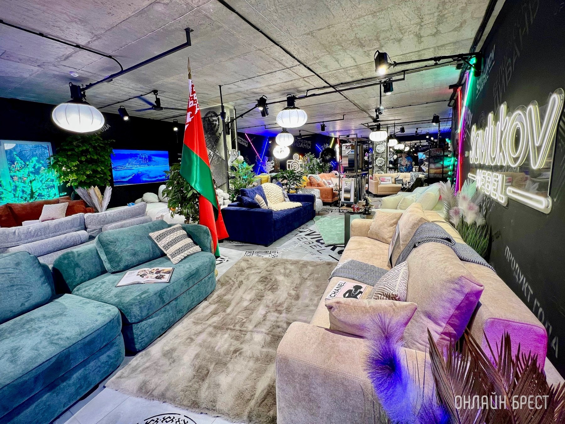 До открытия осталось 3 дня! Многие спрашивают, что за магазин с гигантским пауком появился в центре Бреста? Показываем, что находится внутри