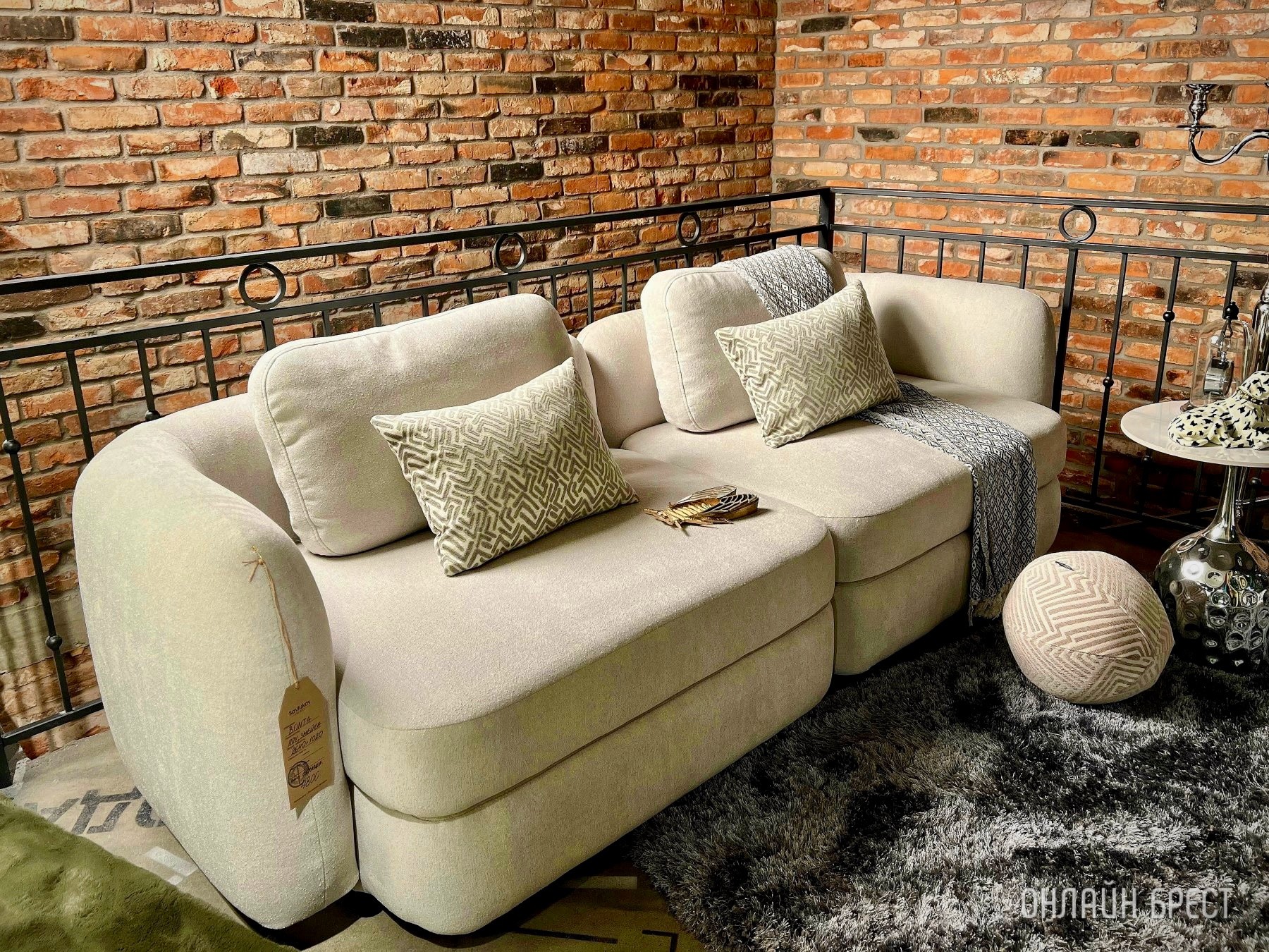 До открытия осталось 3 дня! Многие спрашивают, что за магазин с гигантским пауком появился в центре Бреста? Показываем, что находится внутри