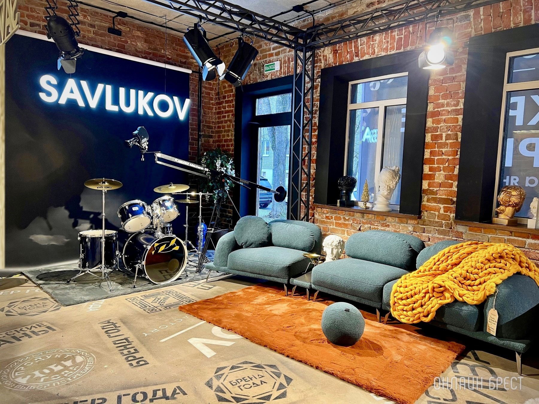 До открытия осталось 3 дня! Многие спрашивают, что за магазин с гигантским пауком появился в центре Бреста? Показываем, что находится внутри