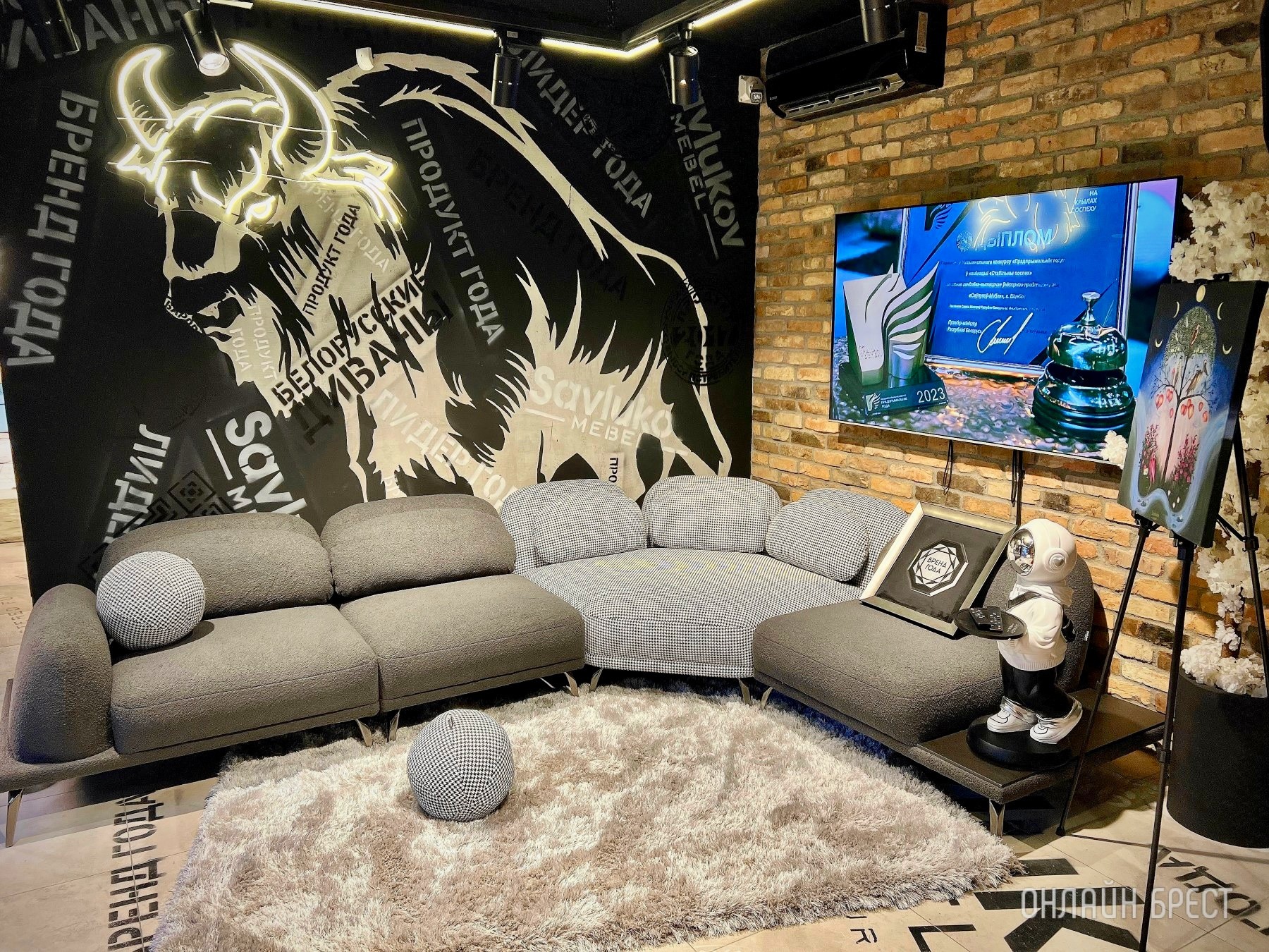 До открытия осталось 3 дня! Многие спрашивают, что за магазин с гигантским пауком появился в центре Бреста? Показываем, что находится внутри