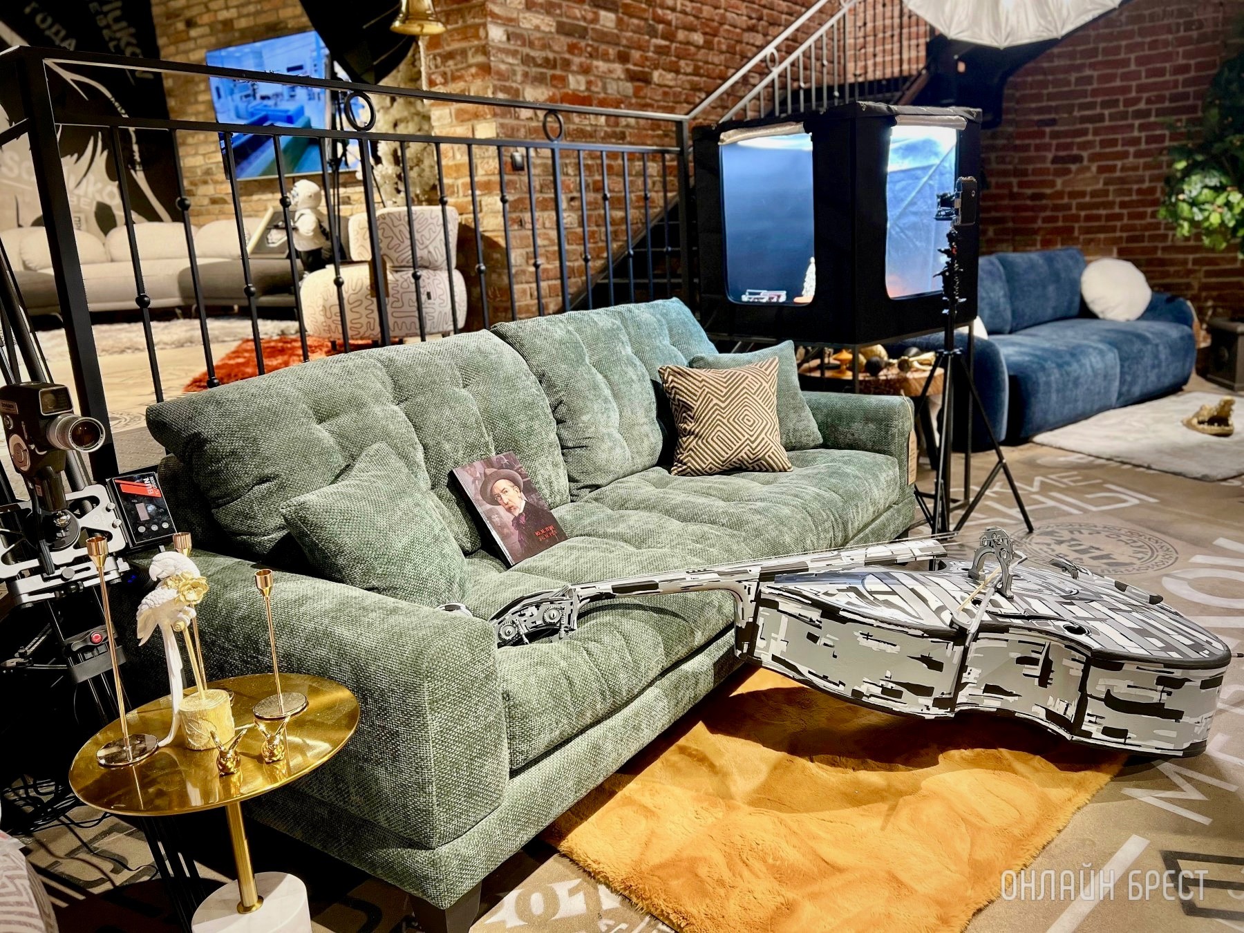 До открытия осталось 3 дня! Многие спрашивают, что за магазин с гигантским пауком появился в центре Бреста? Показываем, что находится внутри