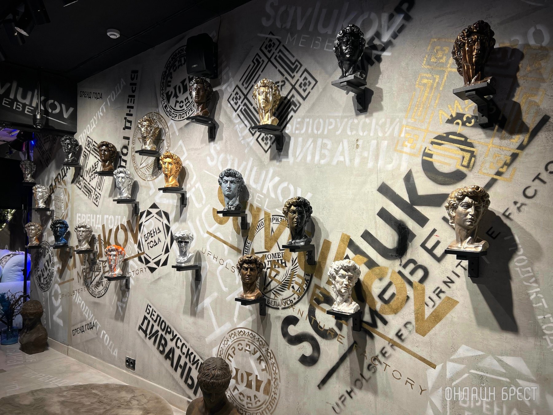 До открытия осталось 3 дня! Многие спрашивают, что за магазин с гигантским пауком появился в центре Бреста? Показываем, что находится внутри