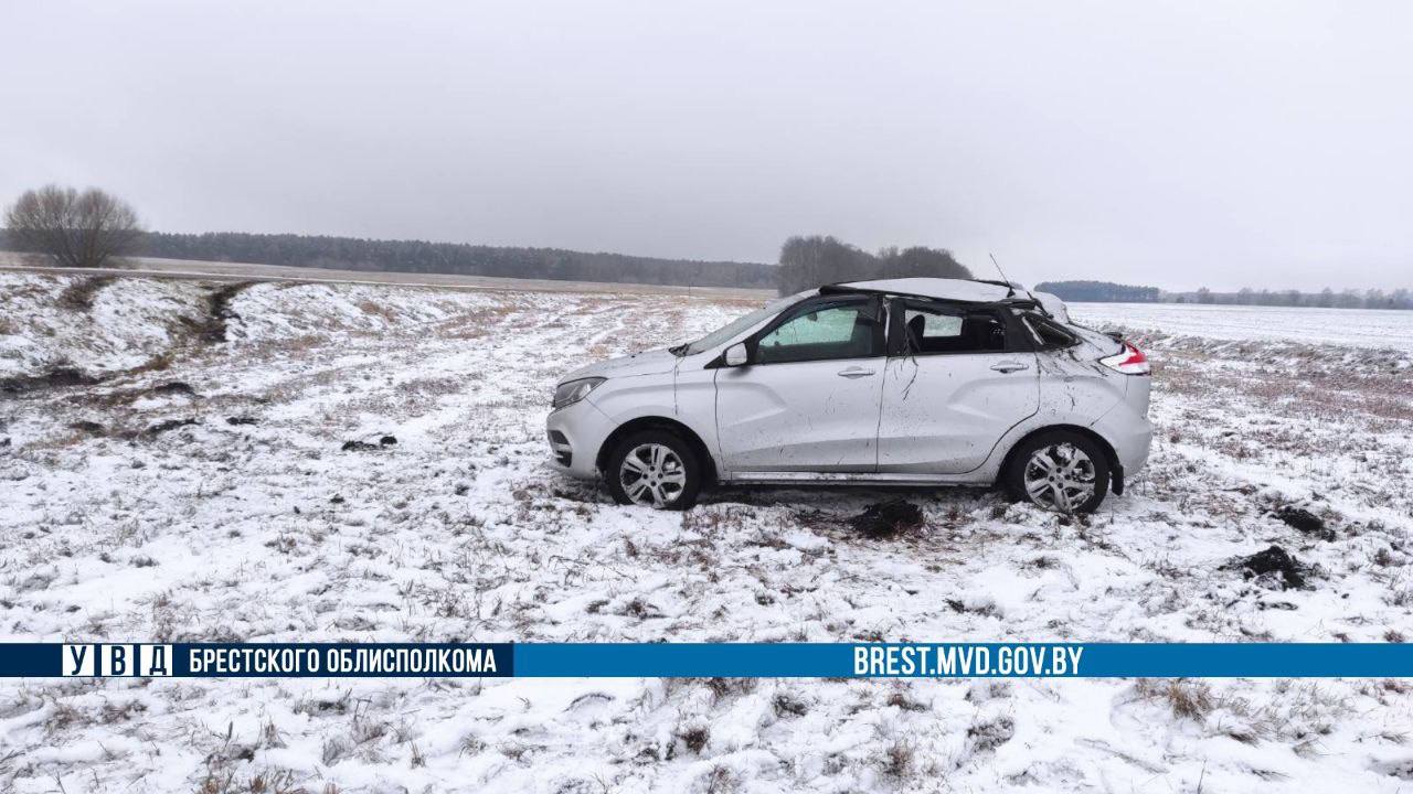 Брестчанка на автомобиле Lada перевернулась в Каменецком районе