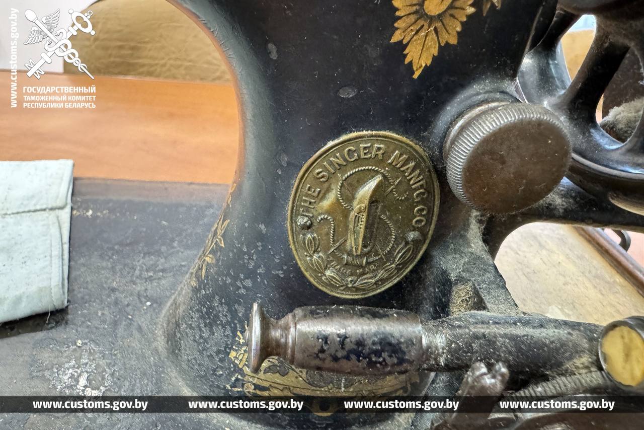 Немец пытался вывезти из Беларуси 100-летние книги и швейную машинку