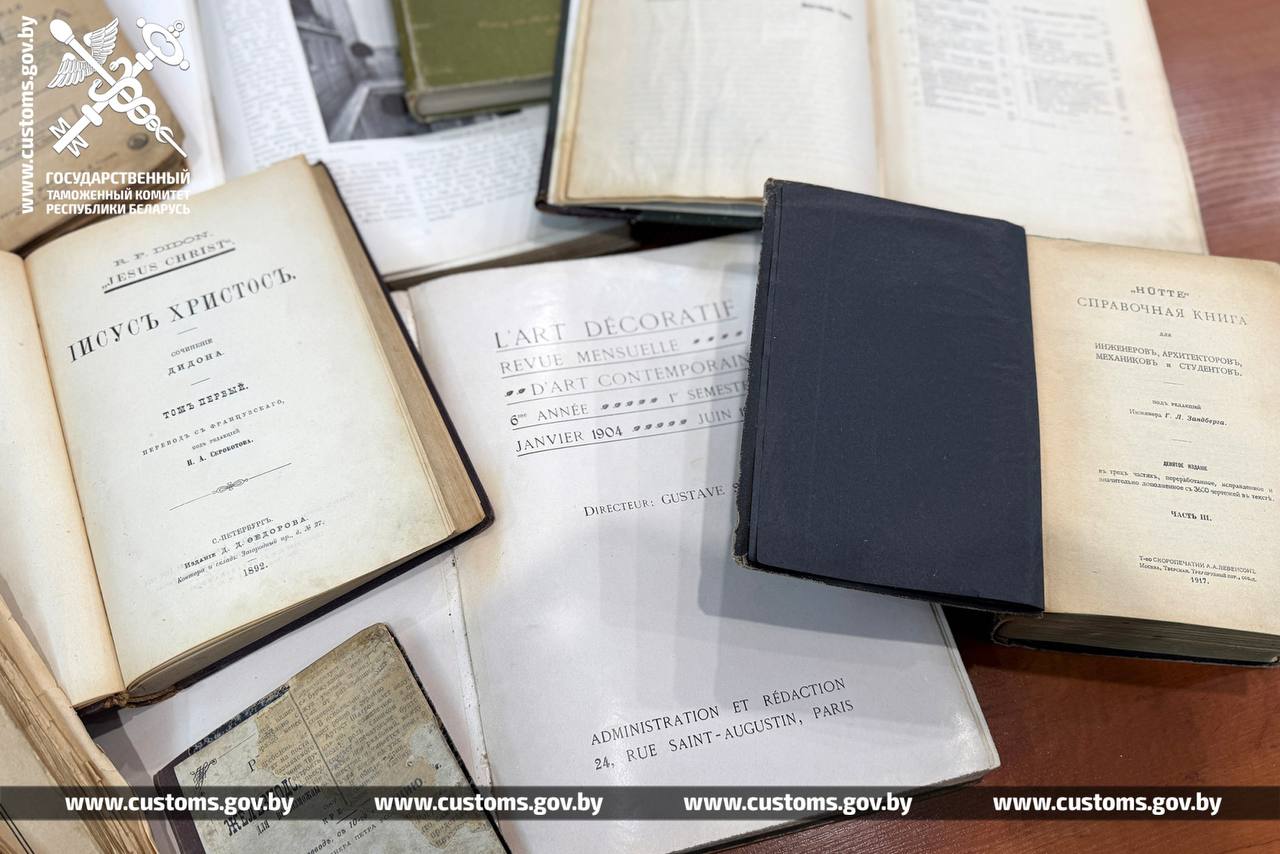 Немец пытался вывезти из Беларуси 100-летние книги и швейную машинку