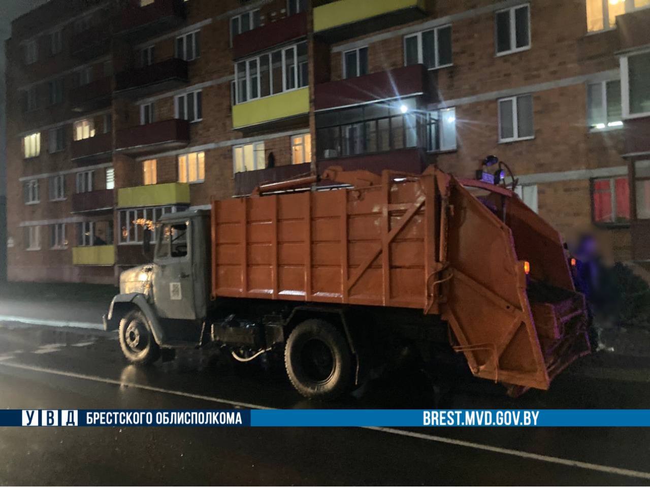 В Пинске мусоровоз наехал на женщину