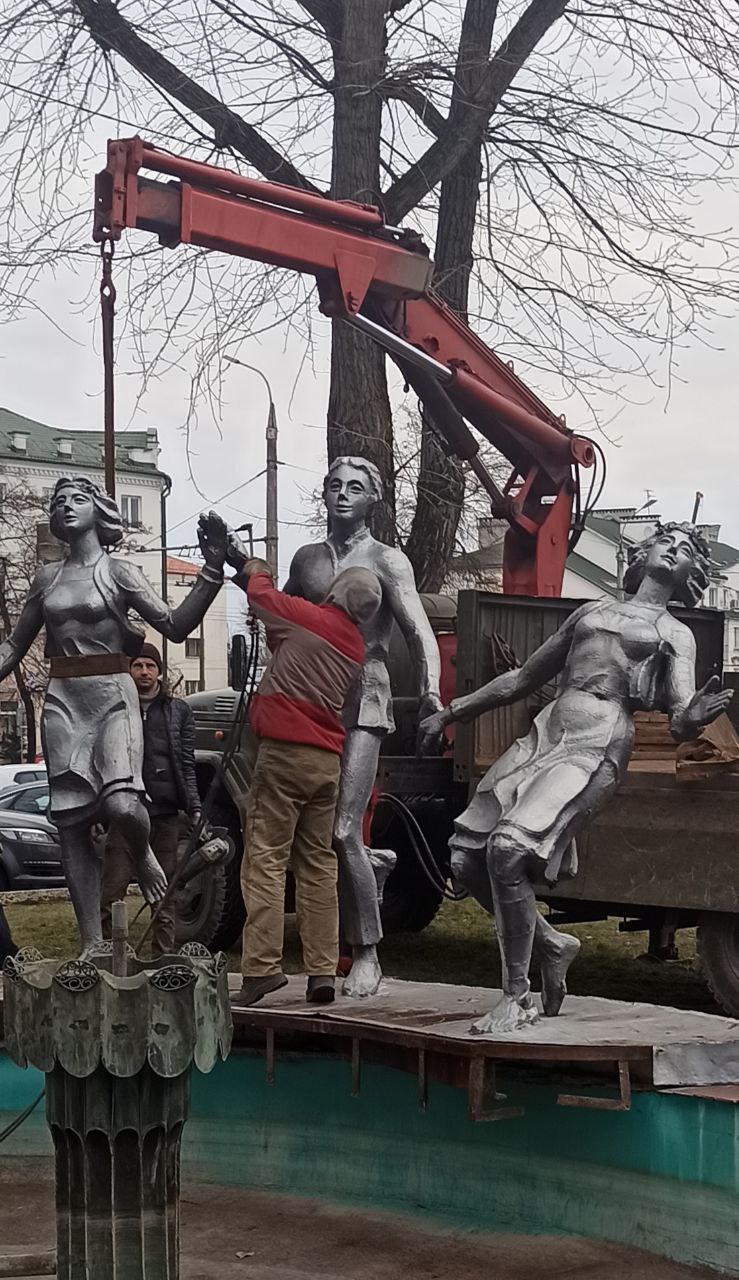 Демонтаж скульптур фонтана возле гостиницы «Интурист»: что происходит и почему?