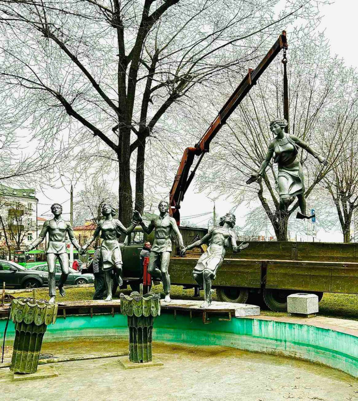 Демонтаж скульптур фонтана возле гостиницы «Интурист»: что происходит и почему?