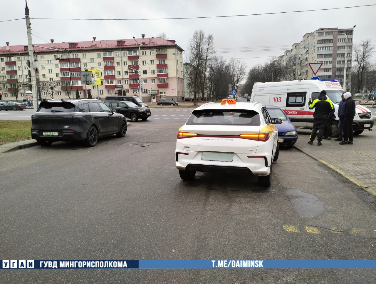 Водитель такси сбил пешехода — видео