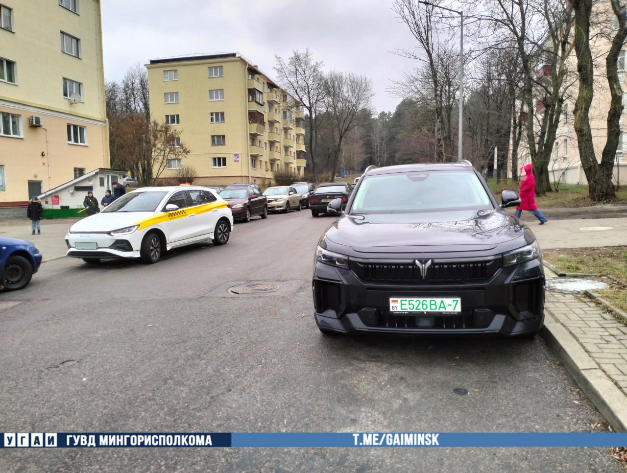 Водитель такси сбил пешехода — видео