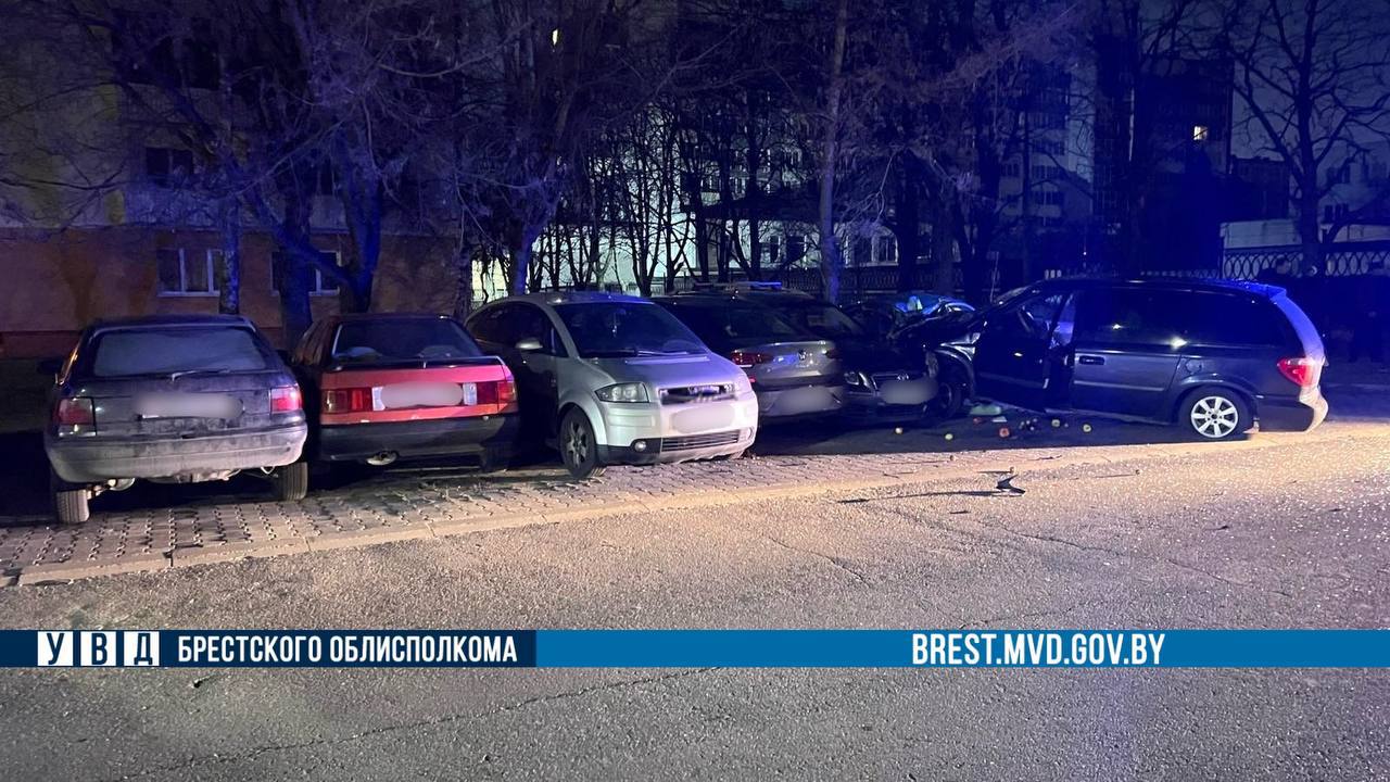 В Бресте пьяный водитель пытался скрыться от ГАИ и повредил 14 автомобилей
