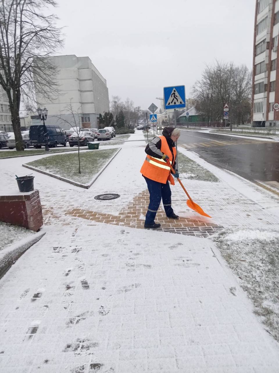 В Бресте для посыпки тротуаров задействовано около 200 человек