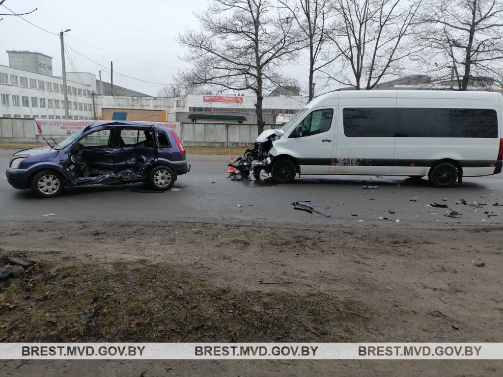 ДТП в Пинске: Mercedes столкнулся с Ford, один человек госпитализирован