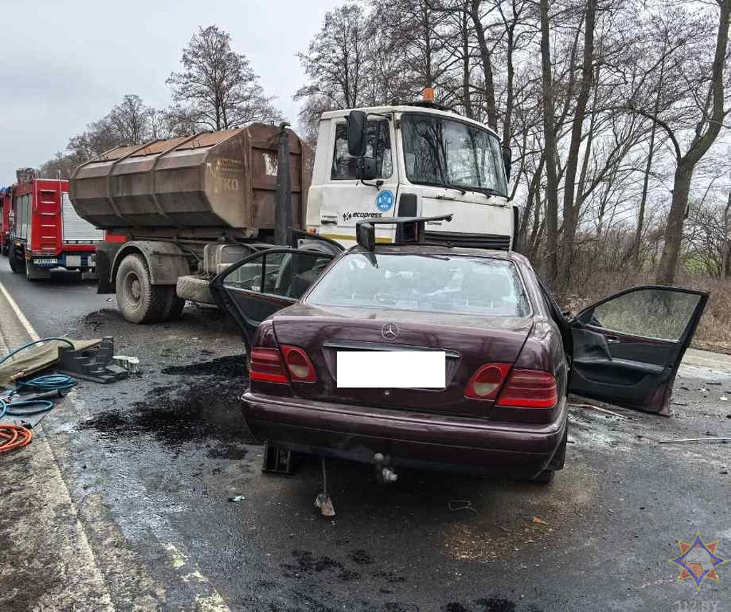 Жесткое столкновение МАЗа и Mercedes под Кобрином — видео