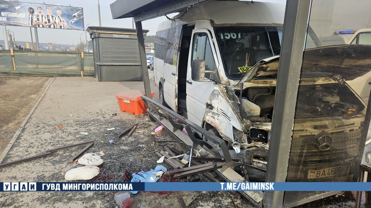 В Беларуси грузовик врезался в маршрутку, а та — в остановку