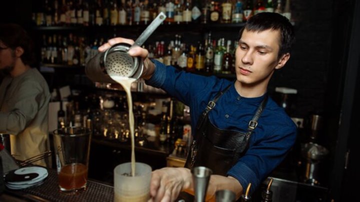 Можно ли разбогатеть за барной стойкой? Рассказал бармен из Бреста