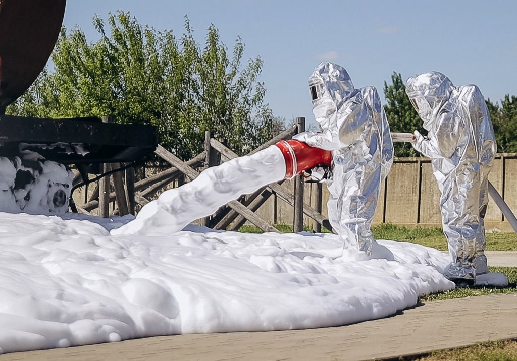 А вы знали? Вот для чего спасатели при тушении пожаров используют пену