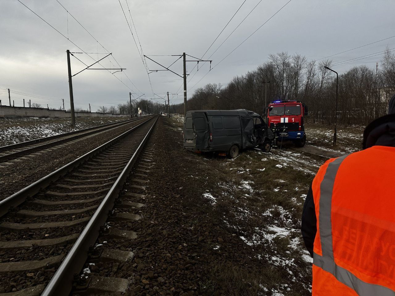 Микроавтобус врезался в поезд Москва-Брест