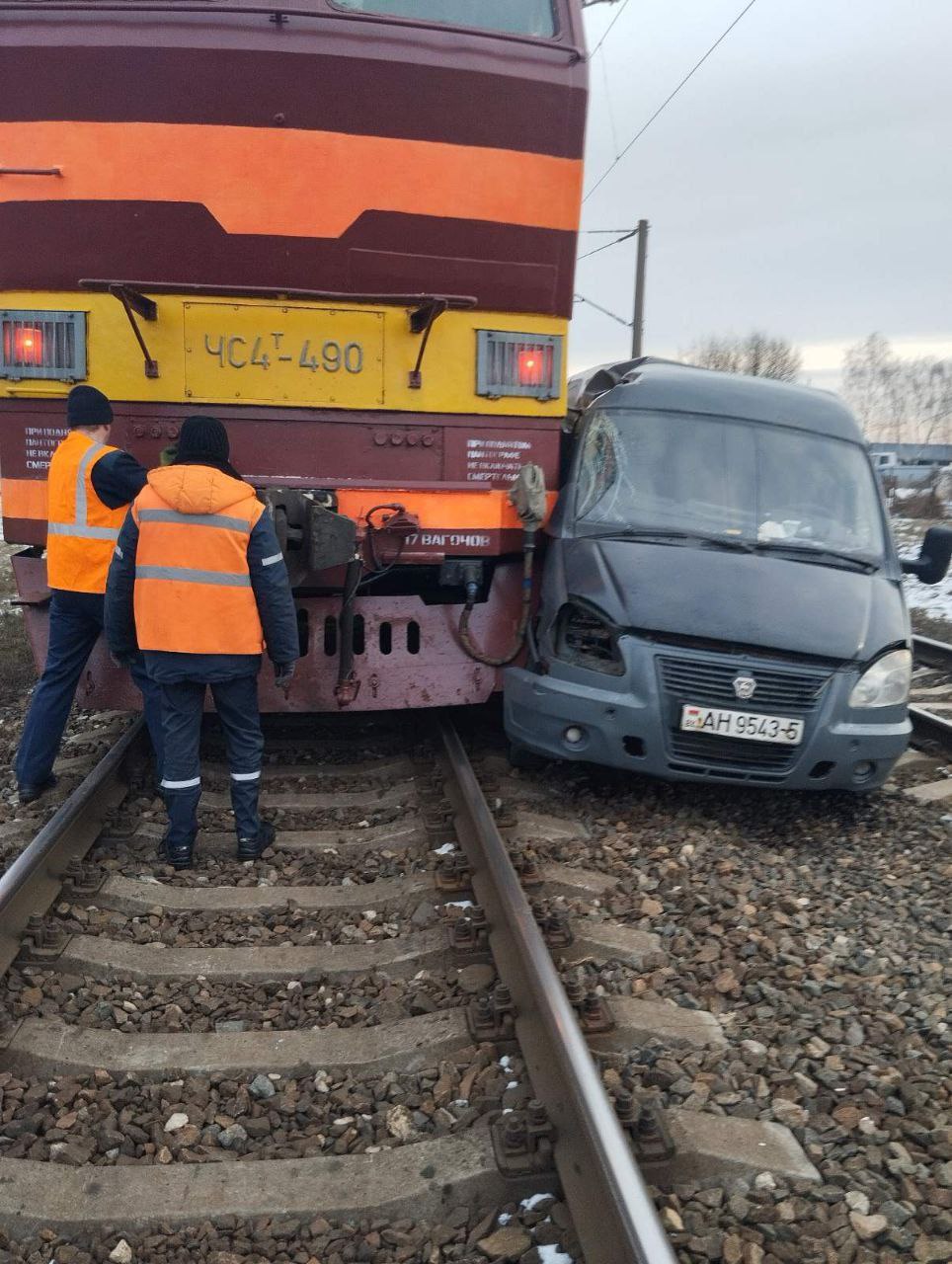 Микроавтобус врезался в поезд Москва-Брест