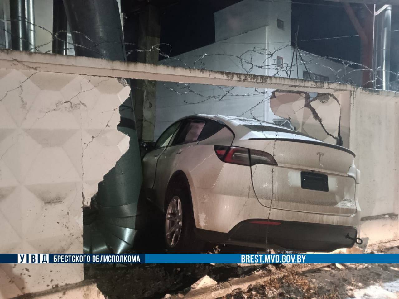 Девушка на Tesla протаранила забор в Барановичах