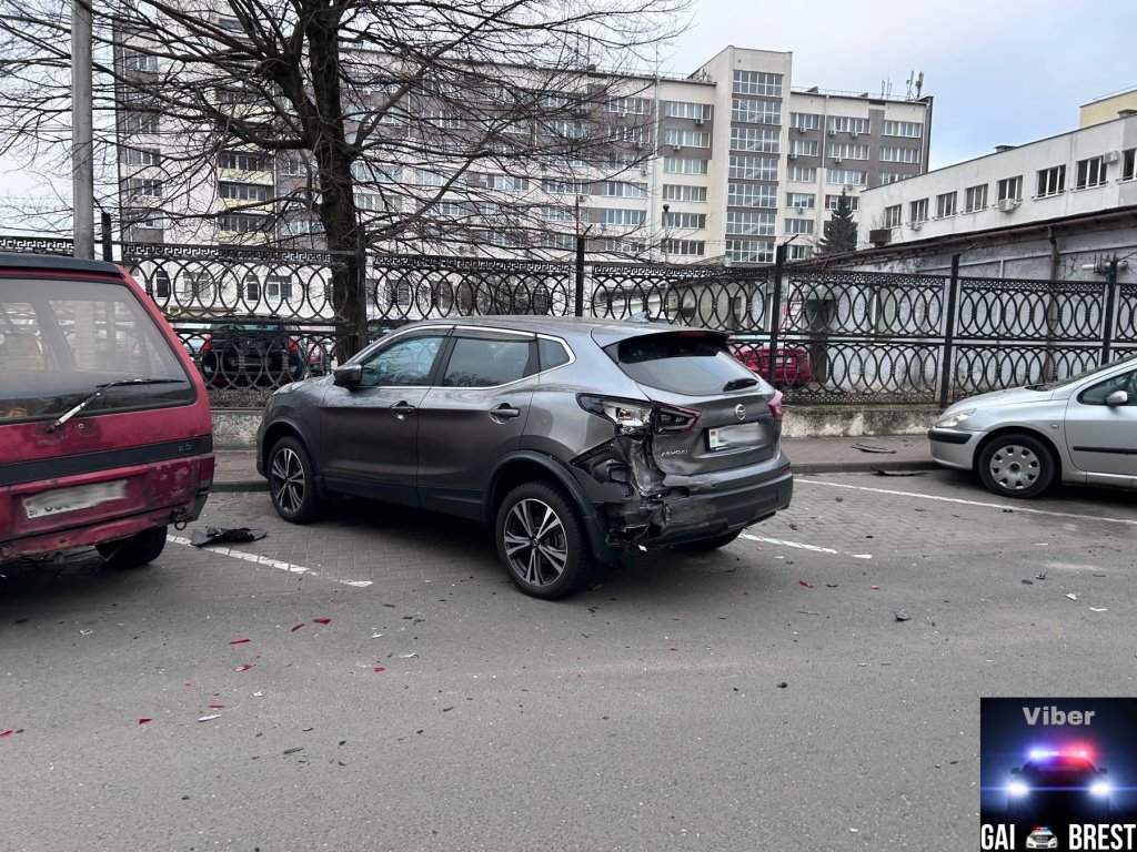 В Бресте 16-летний пьяный водитель пытался скрыться от ГАИ и повредил 14 автомобилей