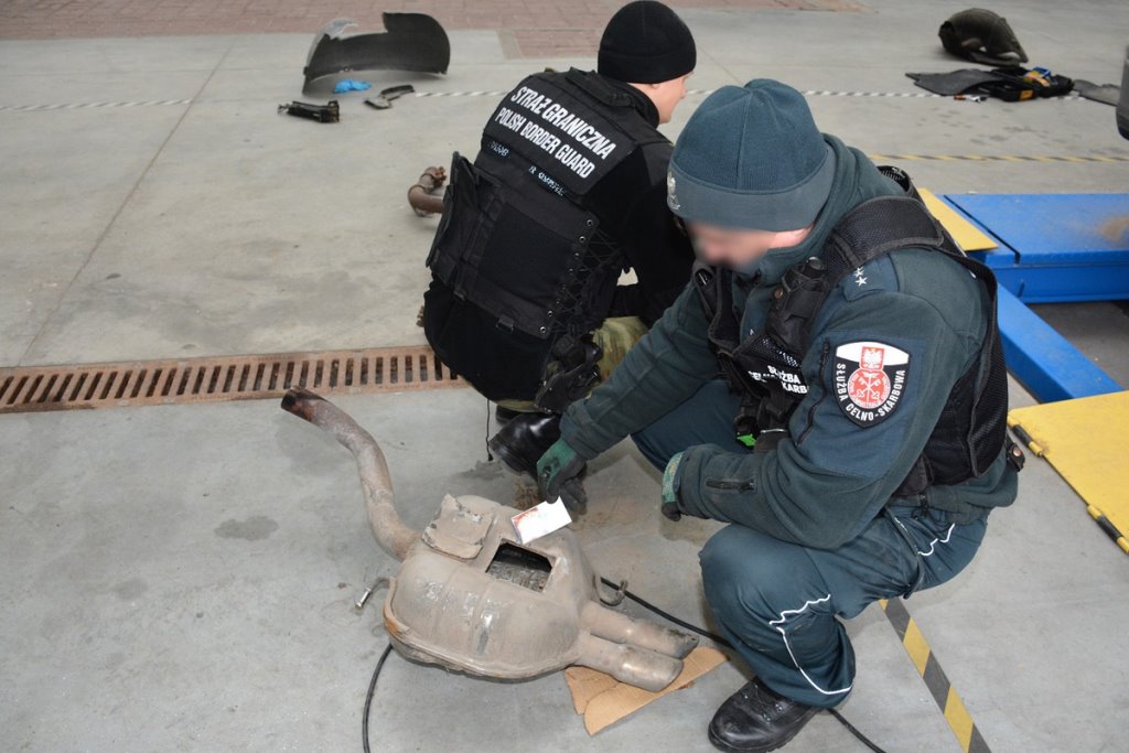 Белорус попался в Польше с контрабандой сигарет в автомобиле. Где он их спрятал?