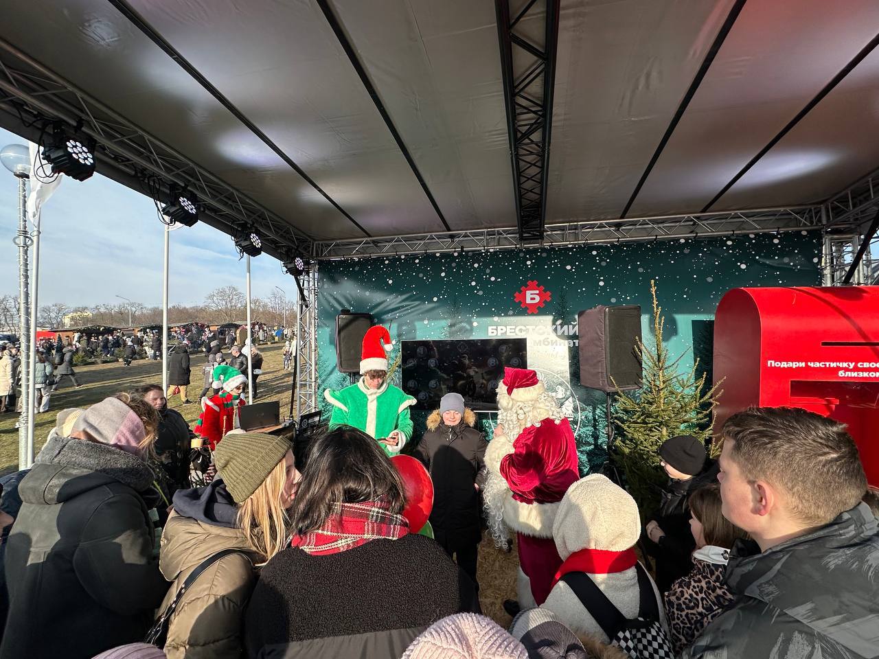 В Бресте сегодня происходит фестиваль «Брэсцкiя забавы». Во сколько фейерверк и лазерное шоу?