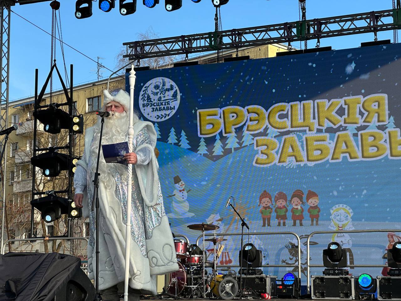 В Бресте сегодня происходит фестиваль «Брэсцкiя забавы». Во сколько фейерверк и лазерное шоу?