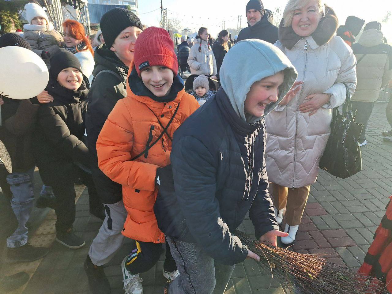 В Бресте сегодня происходит фестиваль «Брэсцкiя забавы». Во сколько фейерверк и лазерное шоу?