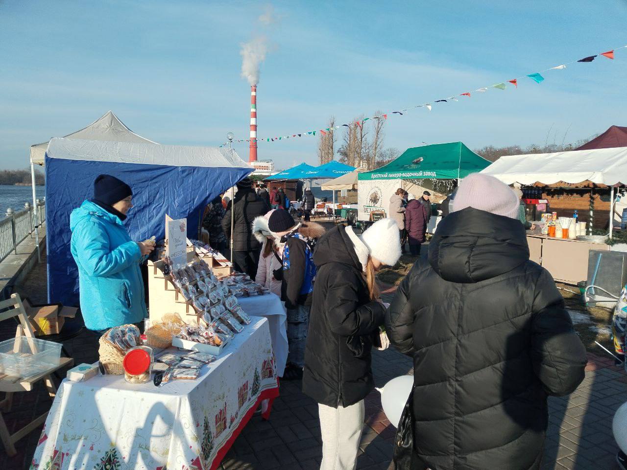 В Бресте сегодня происходит фестиваль «Брэсцкiя забавы». Во сколько фейерверк и лазерное шоу?