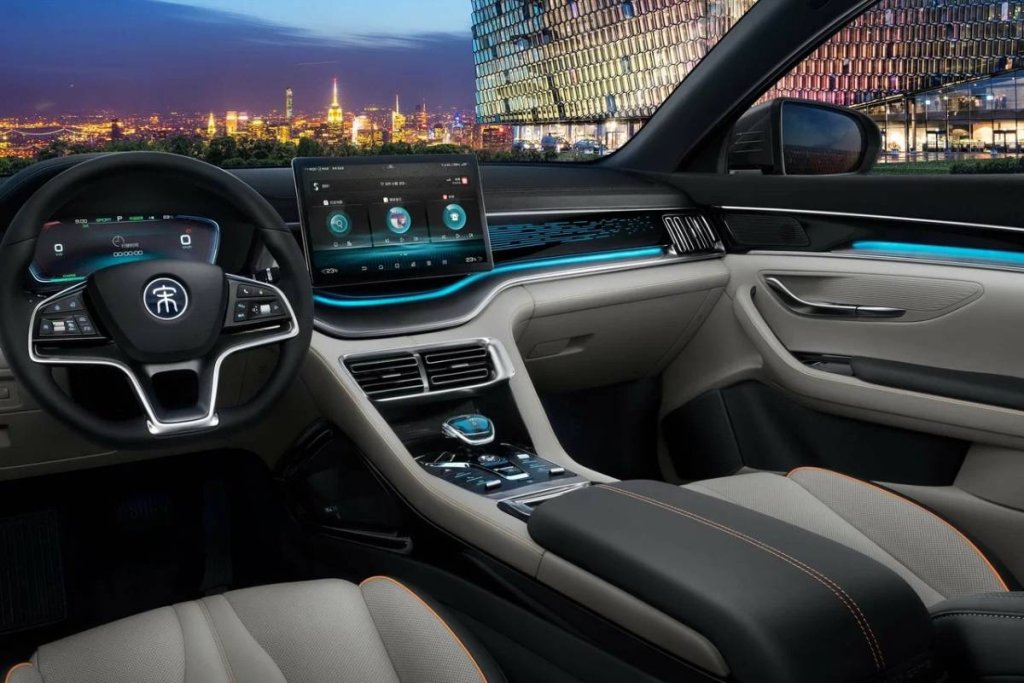 Белорус обманул двух человек на $347 000 с поставкой автомобилей из Китая