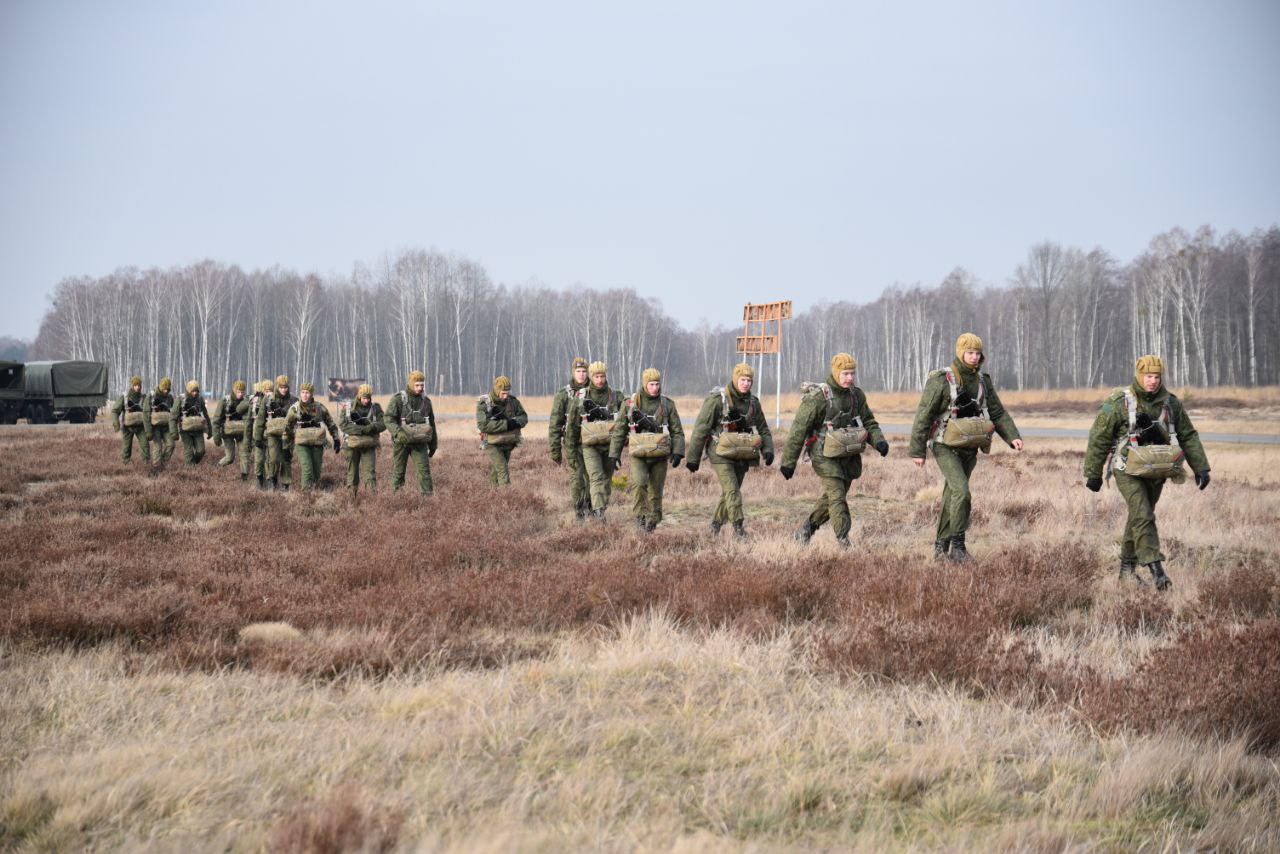 На полигоне «Брестский» военнослужащие совершили прыжки с парашютом — фоторепортаж