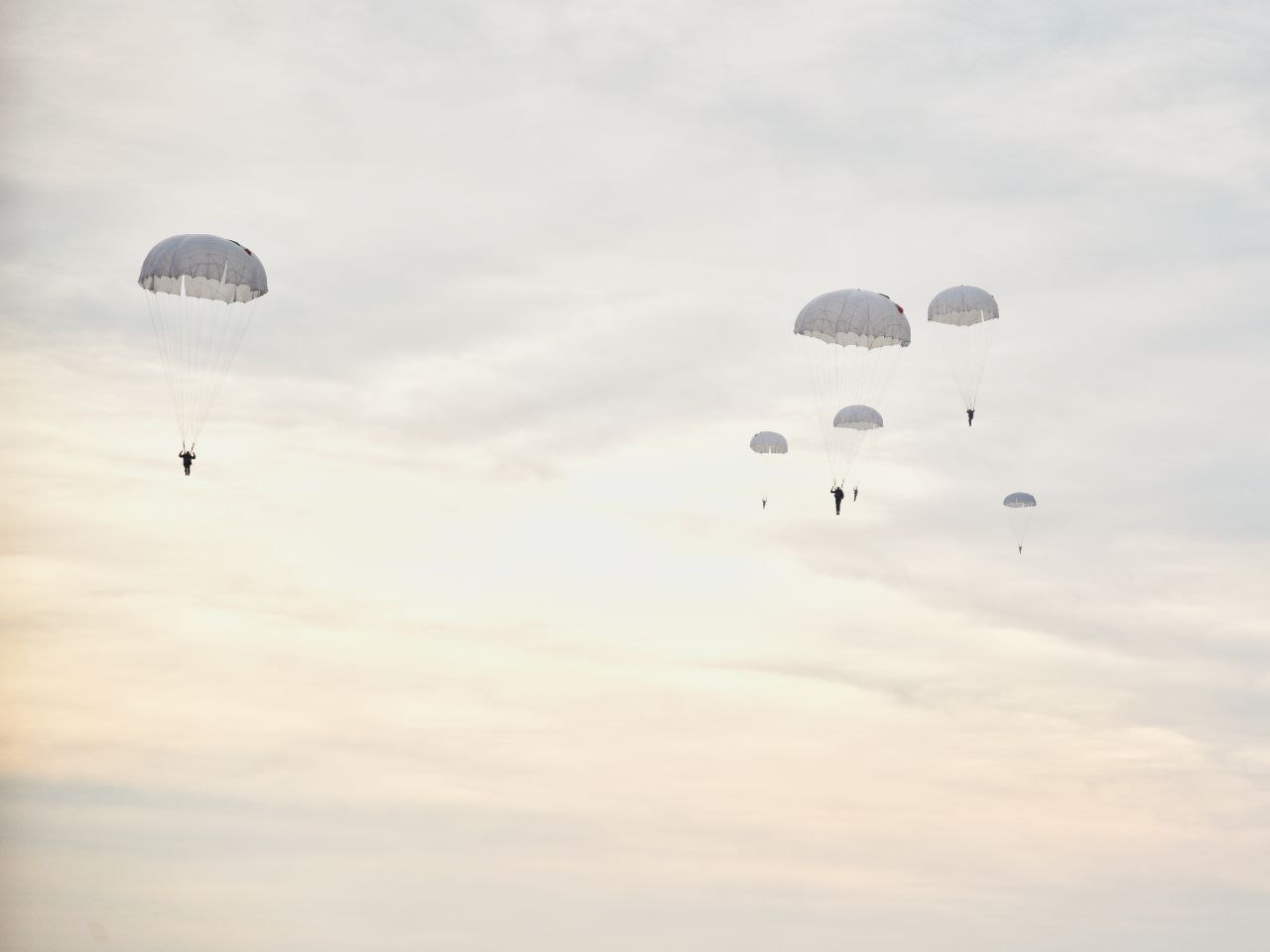На полигоне «Брестский» военнослужащие совершили прыжки с парашютом — фоторепортаж