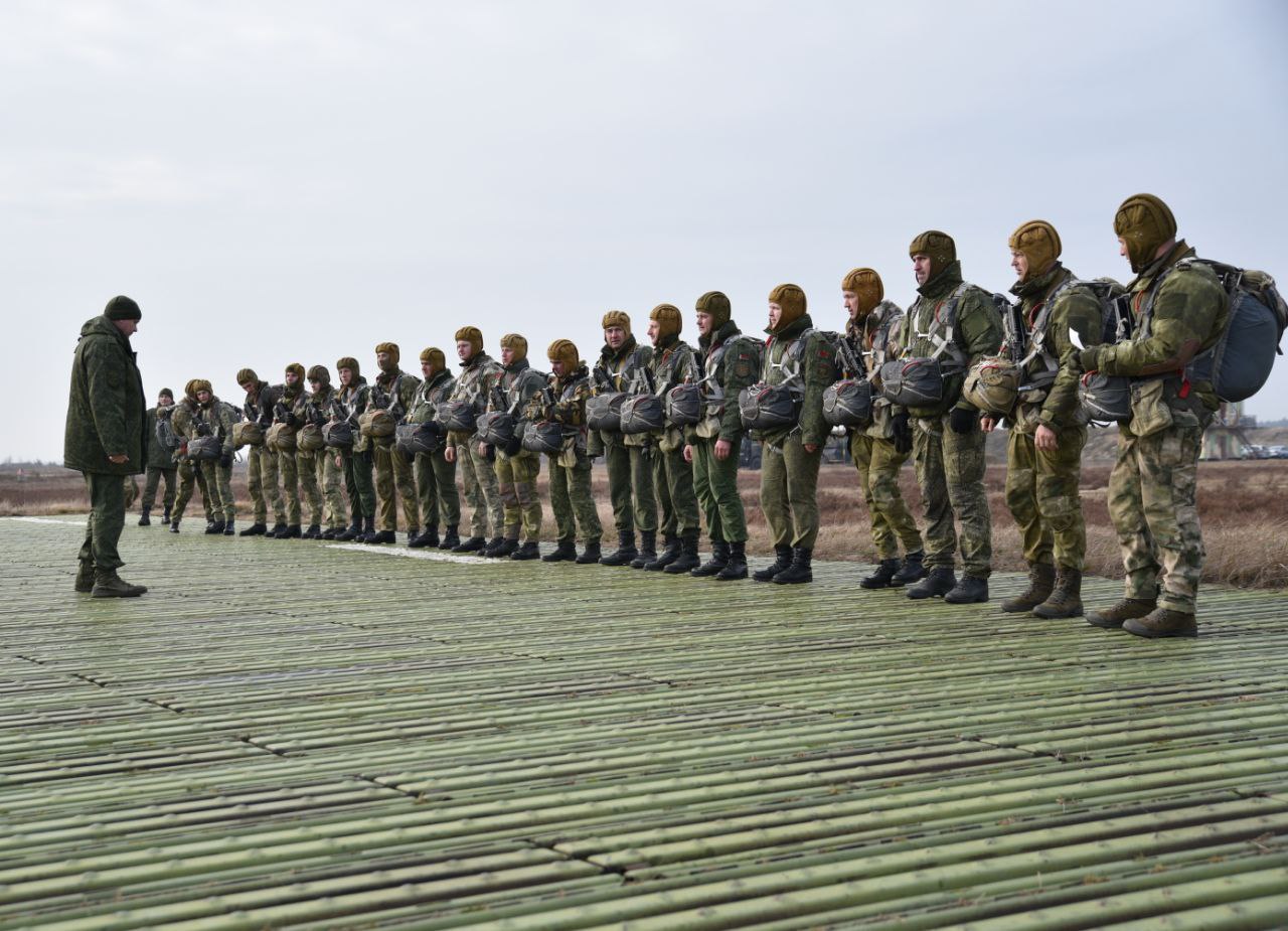 На полигоне «Брестский» военнослужащие совершили прыжки с парашютом — фоторепортаж