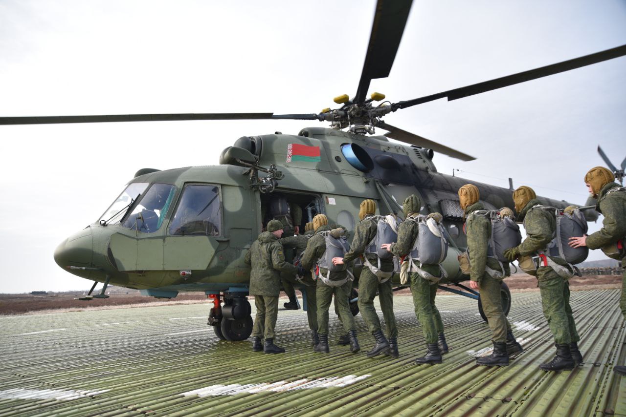 На полигоне «Брестский» военнослужащие совершили прыжки с парашютом — фоторепортаж