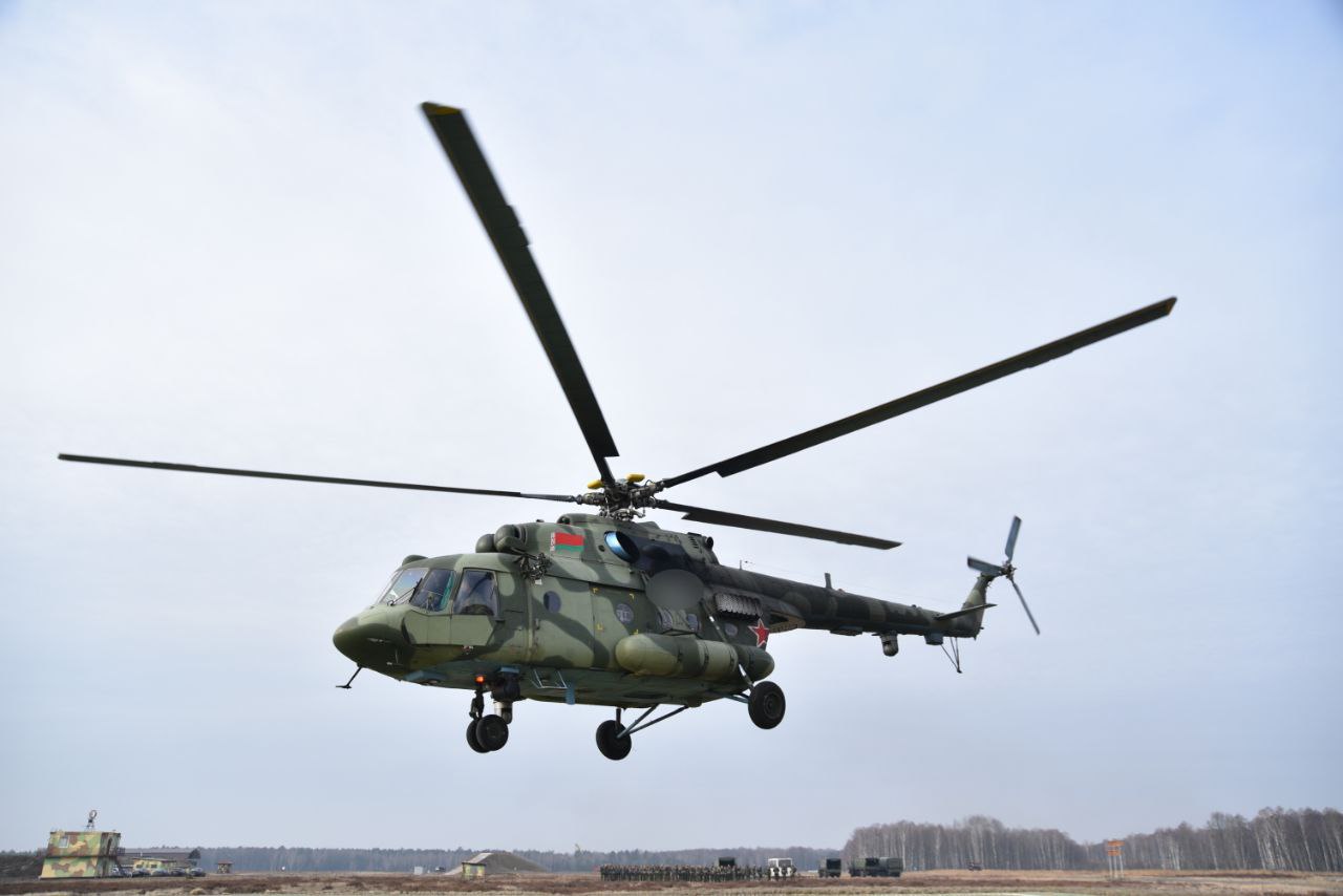 На полигоне «Брестский» военнослужащие совершили прыжки с парашютом — фоторепортаж