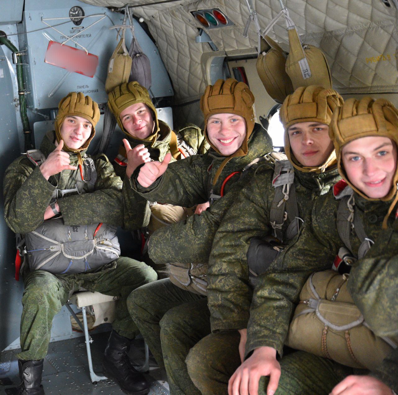 На полигоне «Брестский» военнослужащие совершили прыжки с парашютом — фоторепортаж