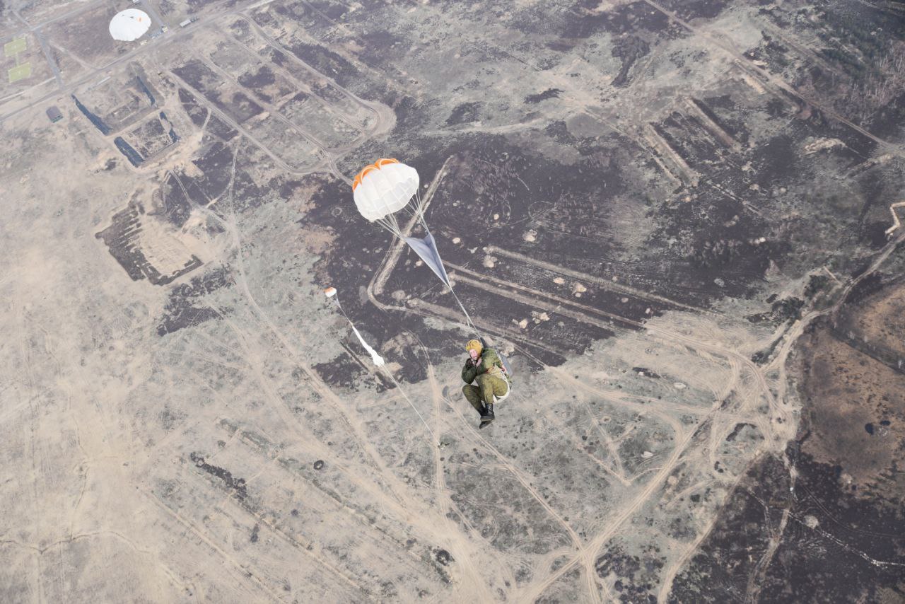 На полигоне «Брестский» военнослужащие совершили прыжки с парашютом — фоторепортаж