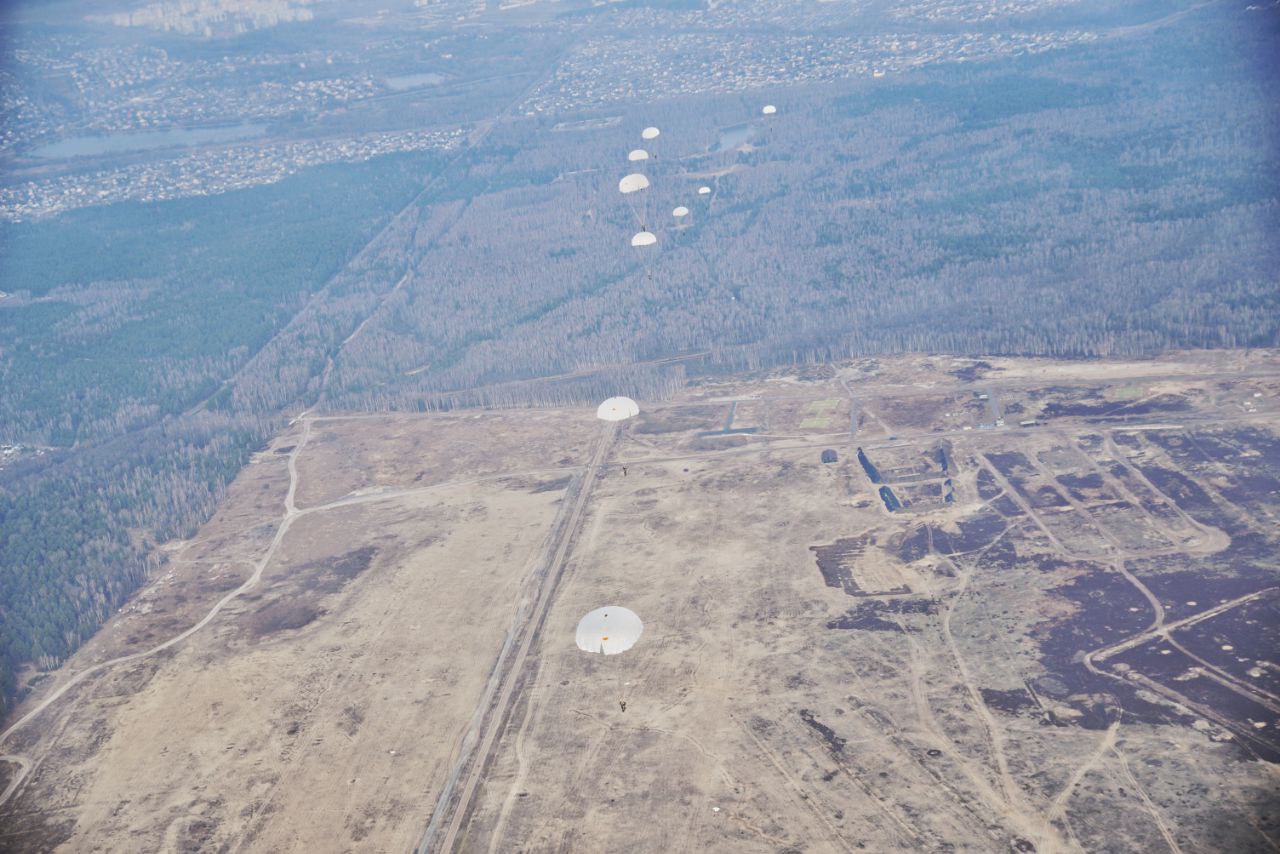 На полигоне «Брестский» военнослужащие совершили прыжки с парашютом — фоторепортаж