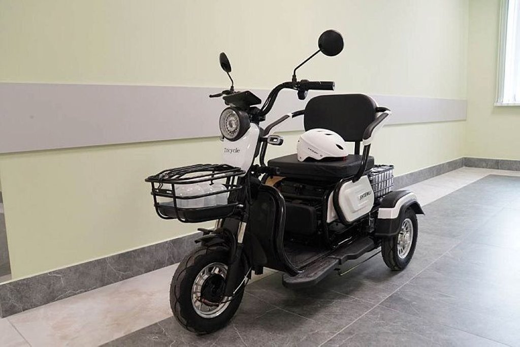 Видеть такое необычно. В Беларуси медсестры ездят по больнице на скутерах и трициклах