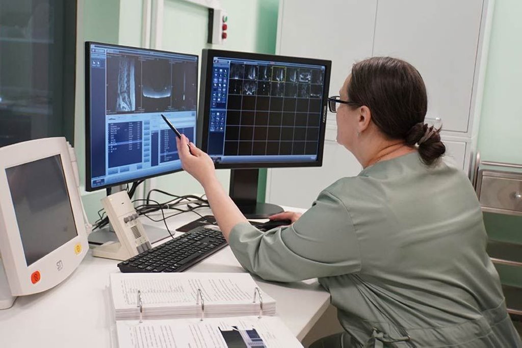 Видеть такое необычно. В Беларуси медсестры ездят по больнице на скутерах и трициклах