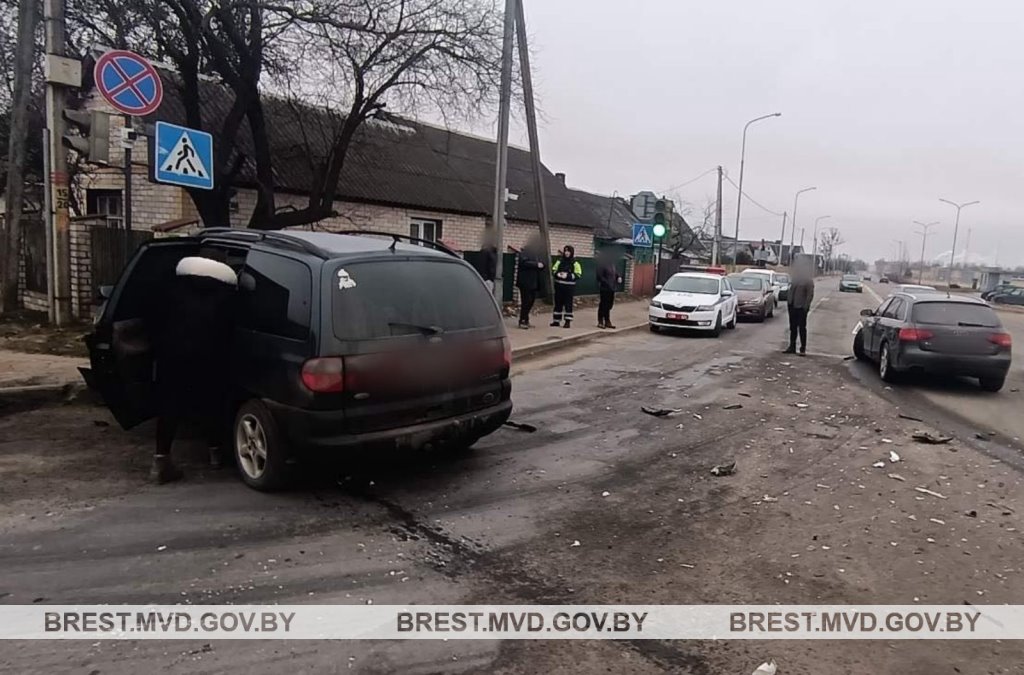 Авария на перекрестке в Барановичах: водитель Audi нарушил правила и столкнулся с Ford