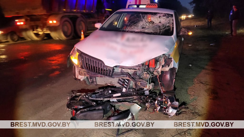 В Бресте водитель такси сбил электросамокатчика