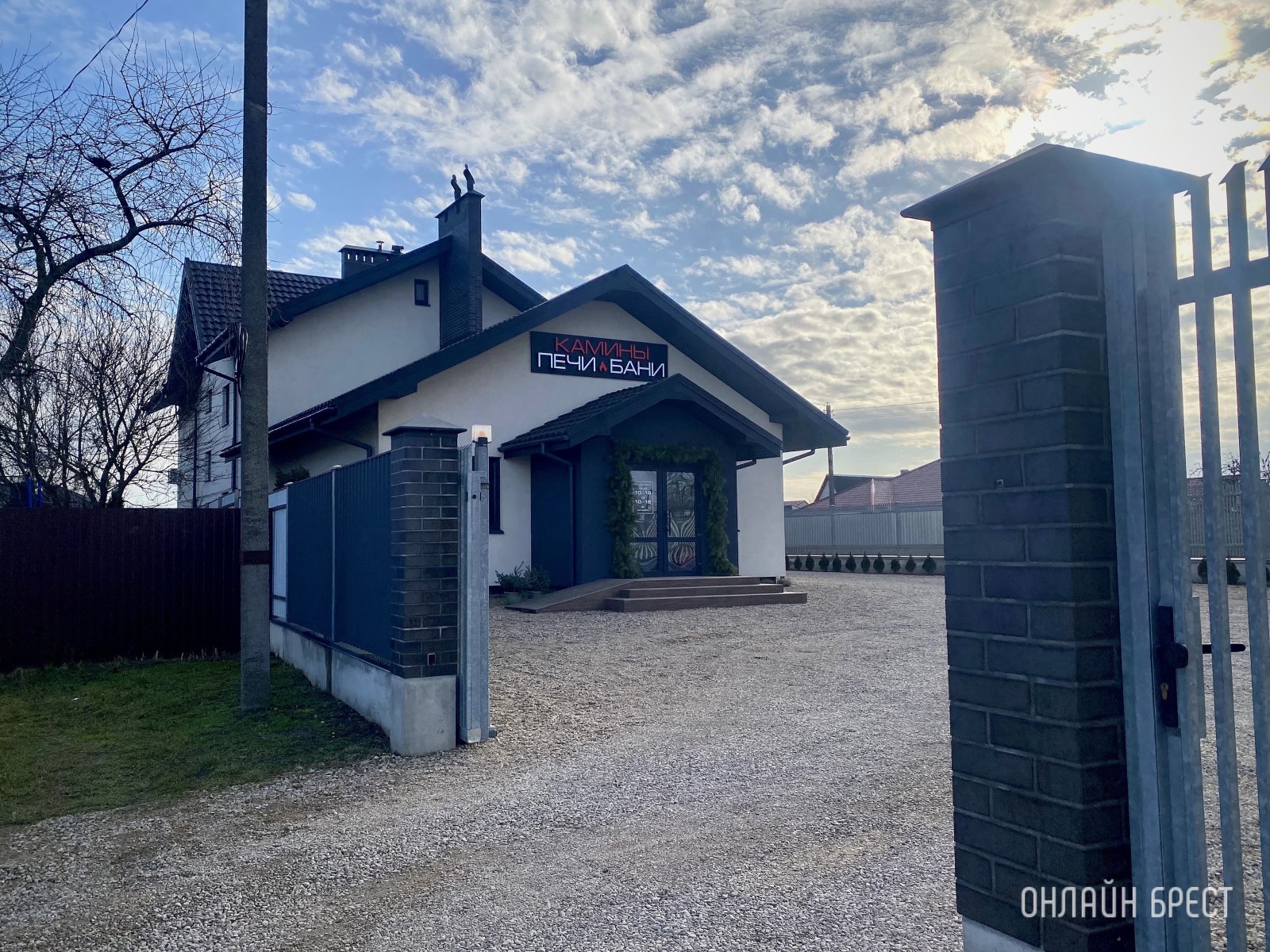 Семья из Бреста создала уютное пространство: большой магазин каминов и печей в их собственном доме!