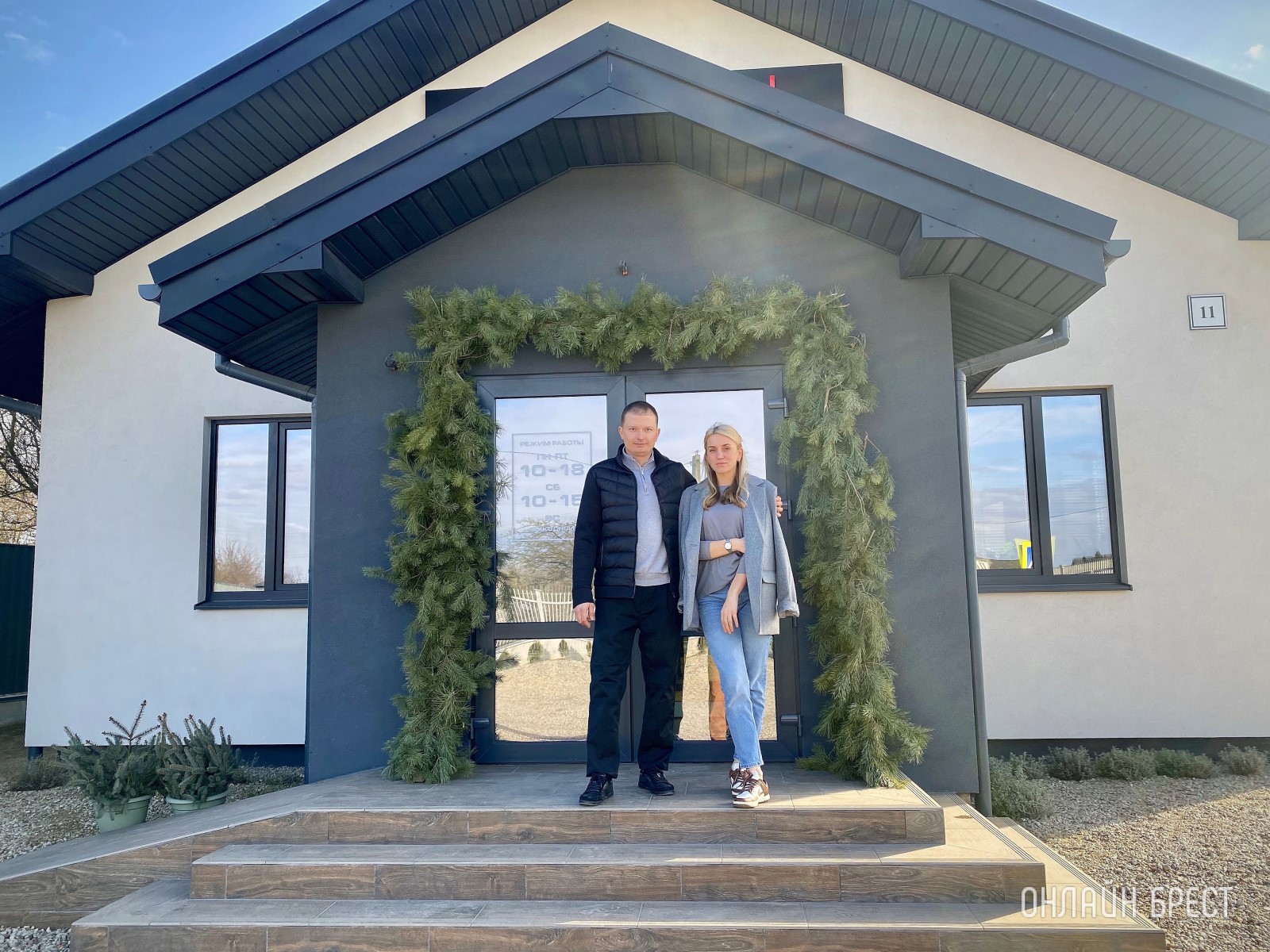 Семья из Бреста создала уютное пространство: большой магазин каминов и печей в их собственном доме!