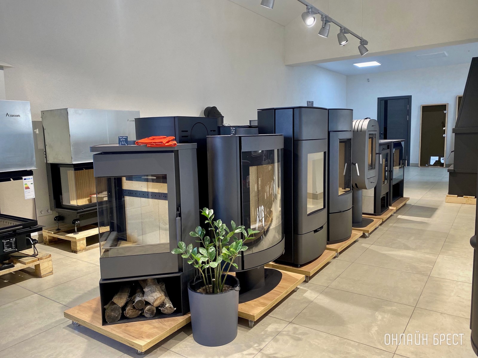 Семья из Бреста создала уютное пространство: большой магазин каминов и печей в их собственном доме!