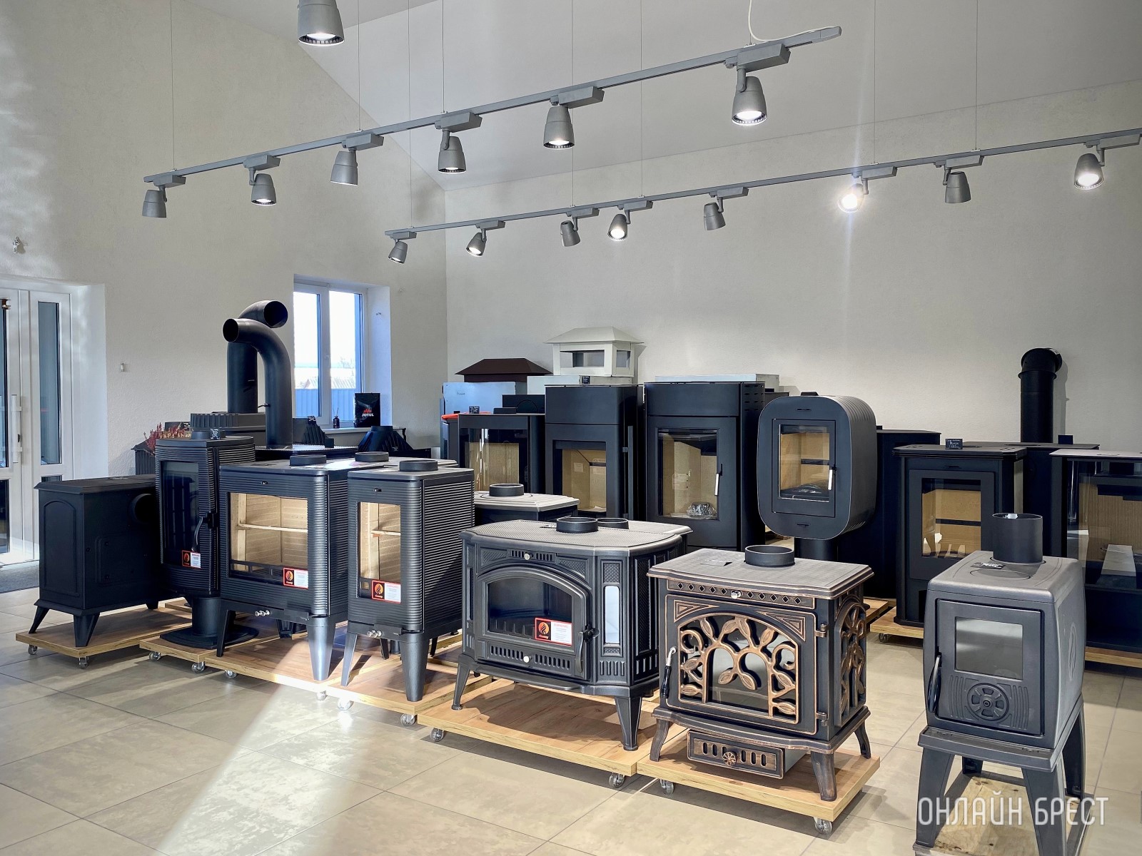 Семья из Бреста создала уютное пространство: большой магазин каминов и печей в их собственном доме!